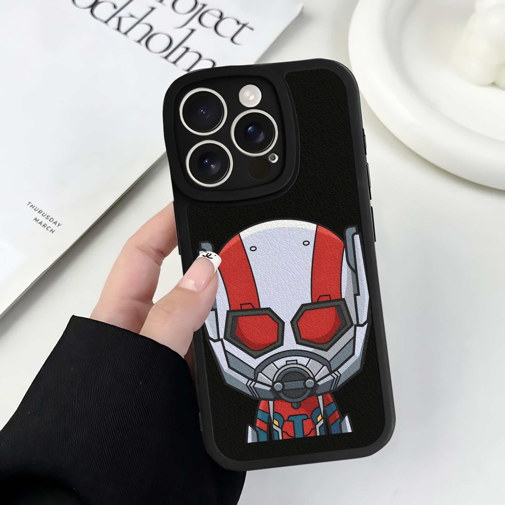 （画像用） アベンジャーズ The Avengers 【iPhone 16シリーズ対応】シリコンスマホケース（レザー調） 材質：シリコン